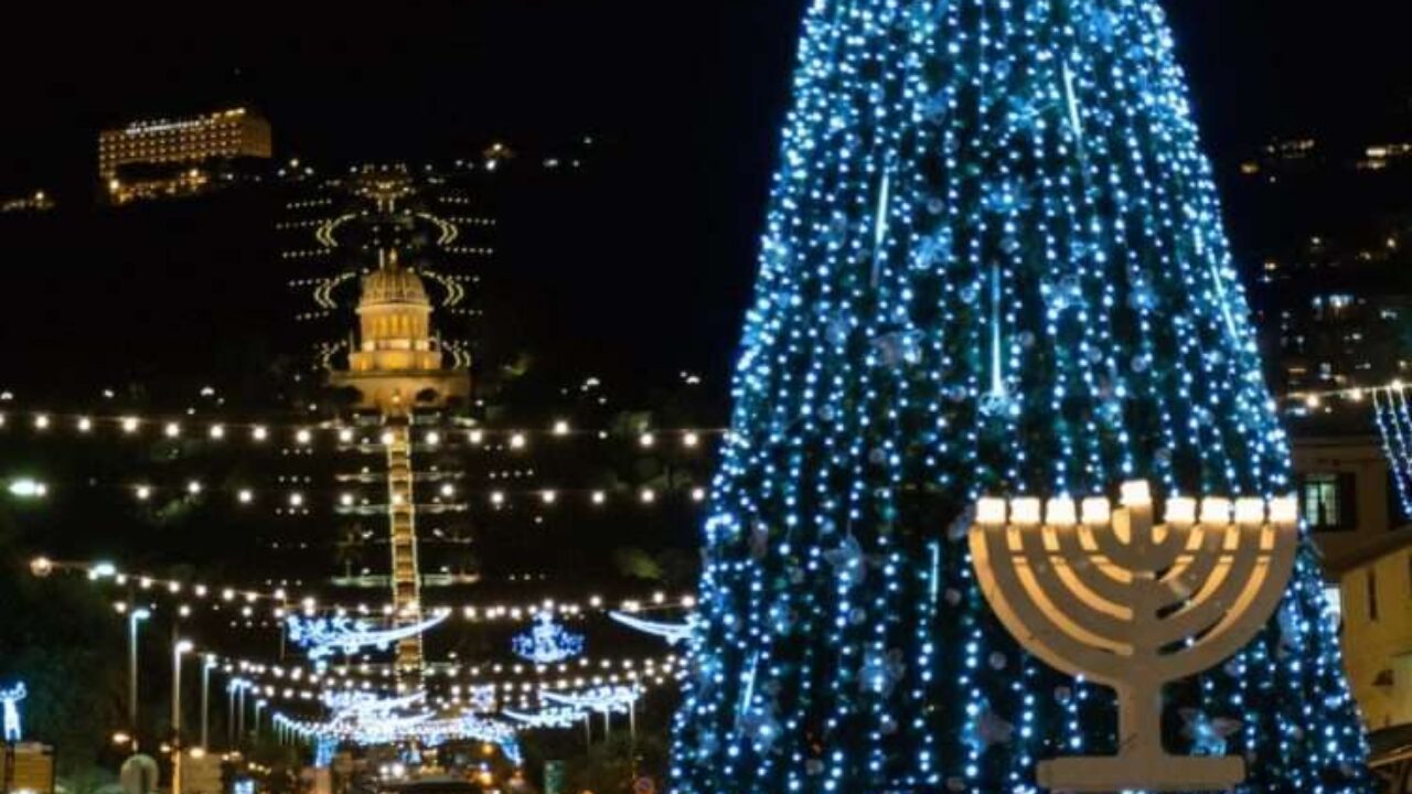cidade portuária de Haifa, no norte de Israel. Ao fundo, o Monte Carmelo e o Templo Bahai. Em primeiro plano, uma imensa árvore de natal e uma Menorah (candelabro)