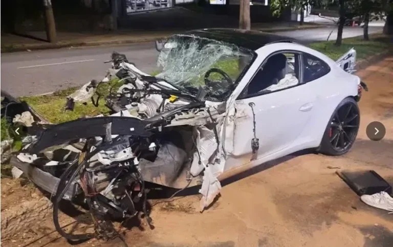 Carro de alto luxo ficou completamente destruído