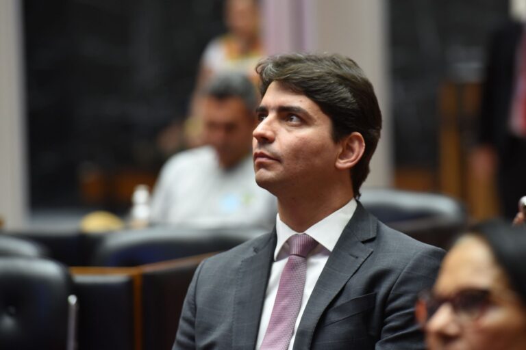 "Nosso PSD está crescendo, seis meses atrás nós filiamos muitos prefeitos, próximo de 20, e logo logo estamos tomando a dianteira no número de prefeituras em Minas Gerais. No Brasil o PSD já se tornou partido com o maior número de prefeitos e isso também vai acontecer em Minas. Estamos montando as comissões provisórias nos municípios e estamos bem ativos", conta o deputado.