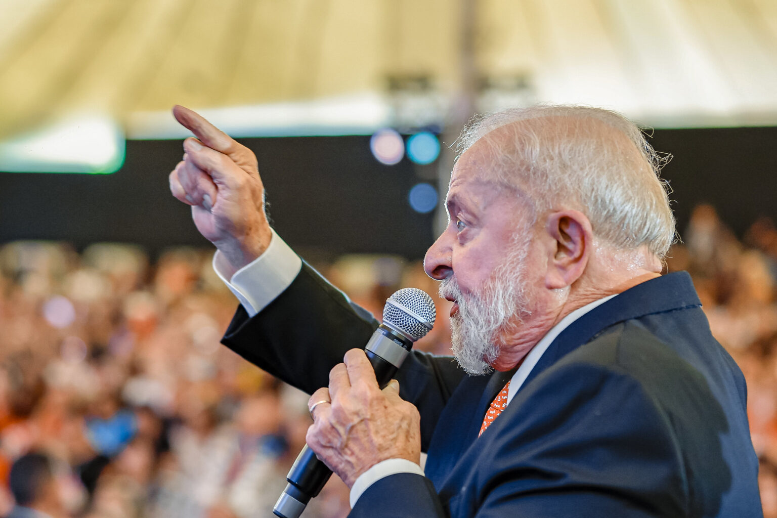 Imagem do Lula com falando em público