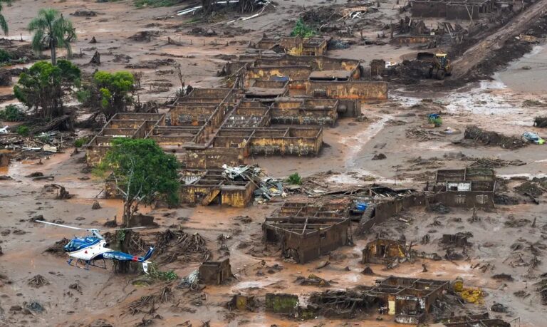 Imagens aéreas de Bento Rodrigues, distrito de Mariana, logo após o rompimento da Barragem do Fundão