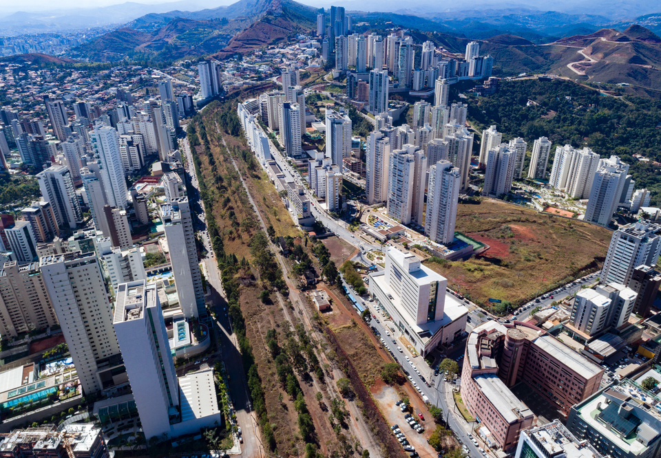 Local onde a populacao do Belvedere e do Vila da Serra quer um parque, mas empreendedores e Prefeitura de Nova Lima tem ideia de fazer uma avenida, acompanhando o caminho da linha ferrea
