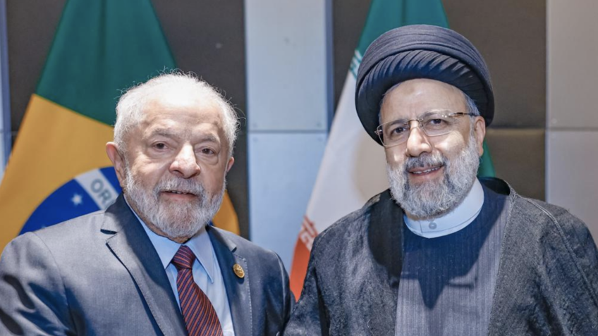 Lula cumprimenta o presidente do Irã, Ebrahim Raisi, em encontro no final de agosto