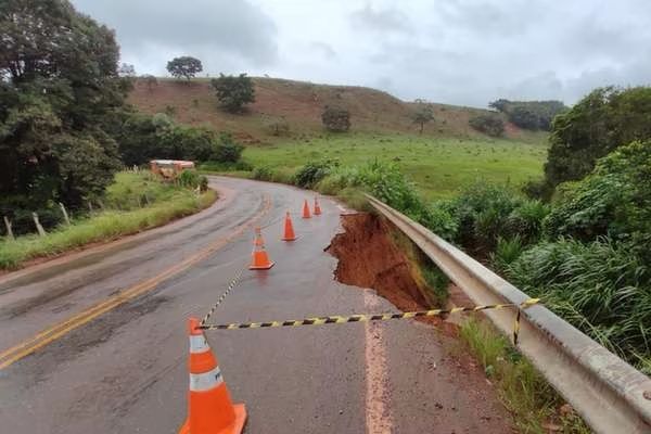 Estrada interditada em Minas Gerais durante o período chuvoso