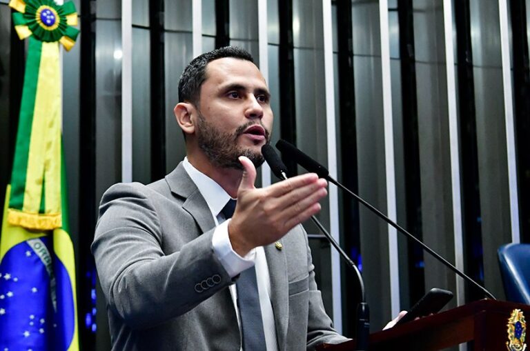 Senador Cleitinho durante sessão no Senado Federal