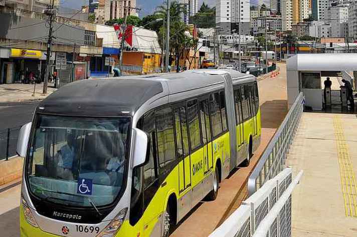 Ônibus de Belo Horizonte em uma estação na Avenida Cristiano Machado