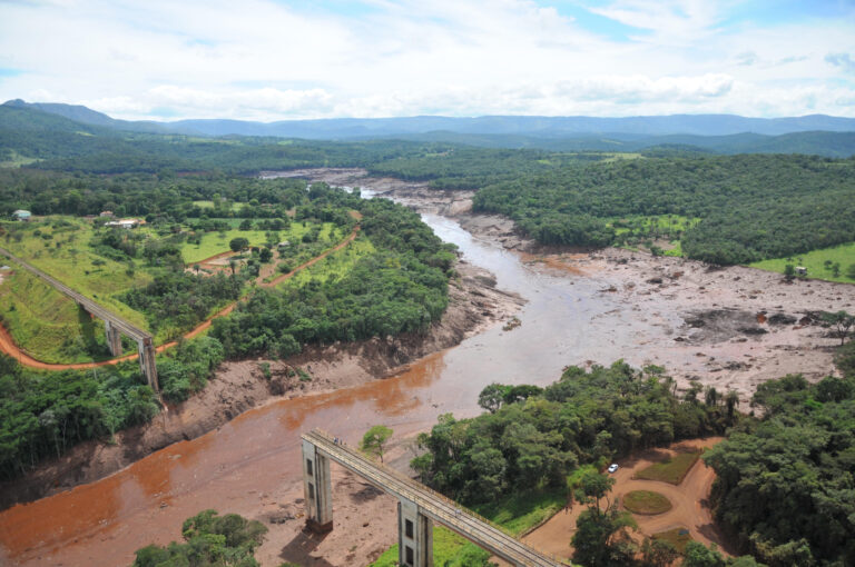 A barragem 1 da mina Córrego do Feijão se rompeu no dia 25 de janeiro de 2019, matando 272 pessoas e gerando dano ambiental e social ainda incalculável