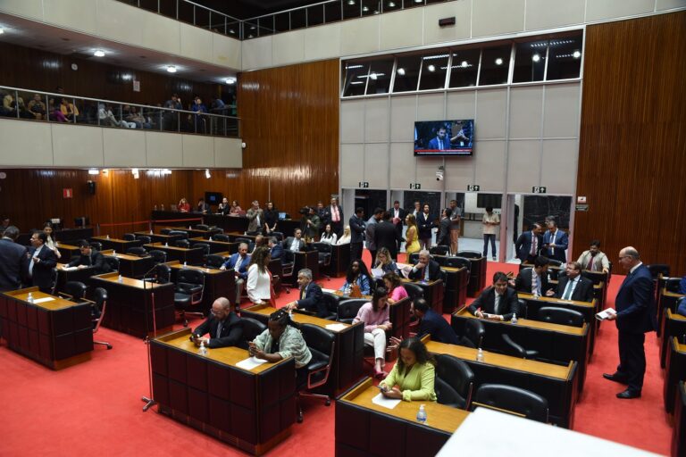 Deputados estaduais reunidos no plenário da Assembleia Legislativa de Minas Gerais para mais uma reunião ordinária