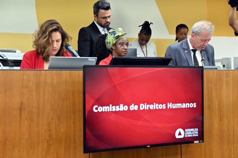 Deputados Bella Gonçalves (PSOL/MG), Andréia de Jesus (PT/MG), e Betão (PT/MG) em Audiência da Comissão de Direitos Humanos na ALMG (FOTO: Luiz Santana/ALMG)