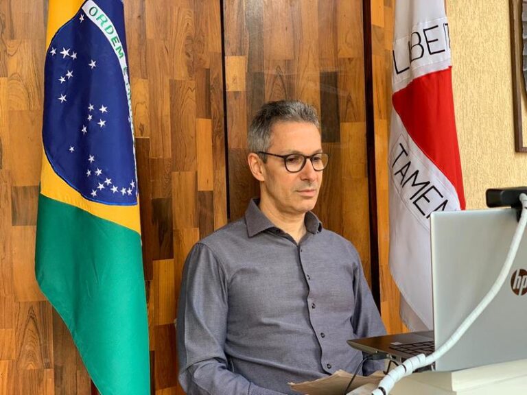 Governador Romeu Zema (Novo) durante reunião virtual na Cidade Administrativa