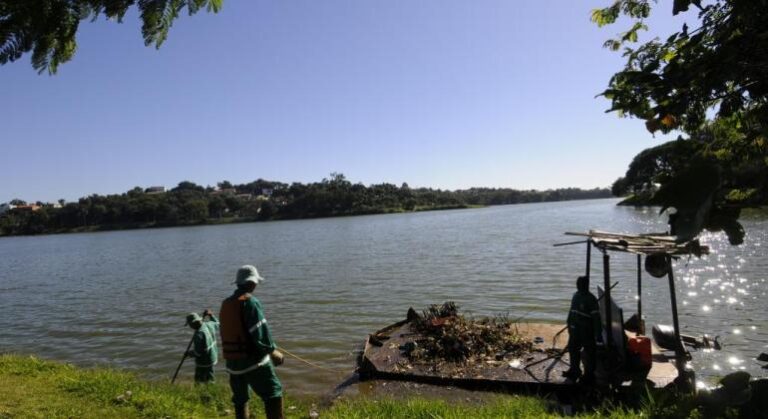 Funcionários da Prefeitura de Belo Horizonte (PBH) fazem a limpeza no espelho d'água da Lagoa da Pampulha