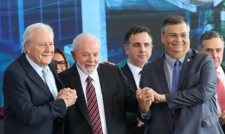 Lula, Lewandowski e Dino se cumprimentam em Brasília durante cerimônia de posse