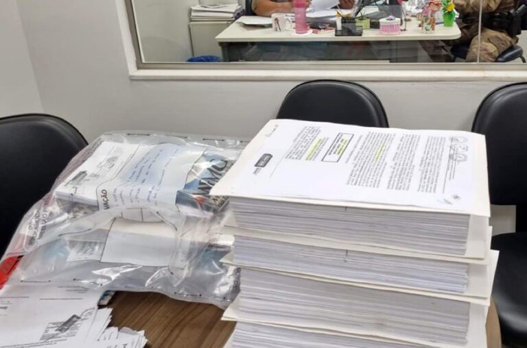 Documentos apreendidos durante operação do Ministério Público de Minas Gerais (MPMG)