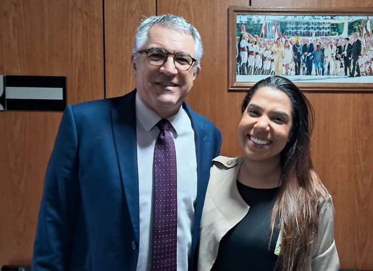 Alexandre Padilha e Carol Bernadeli em encontro no gabinete do ministro em Brasília