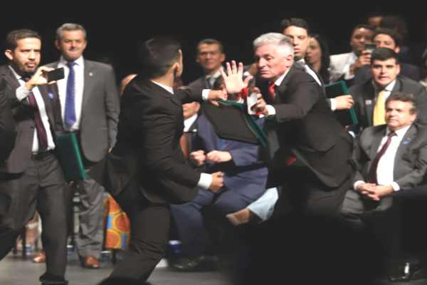 Deputado Rogerio Correia, do PT, leva soco na cara de colega durante diplomação