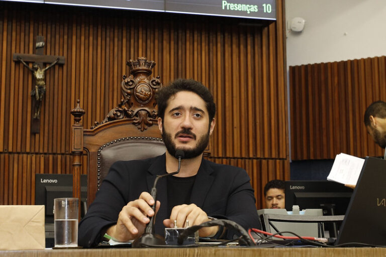 Presidente da Câmara Municipal de Belo Horizonte, vereador Gabriel (Sem partido), durante sessão