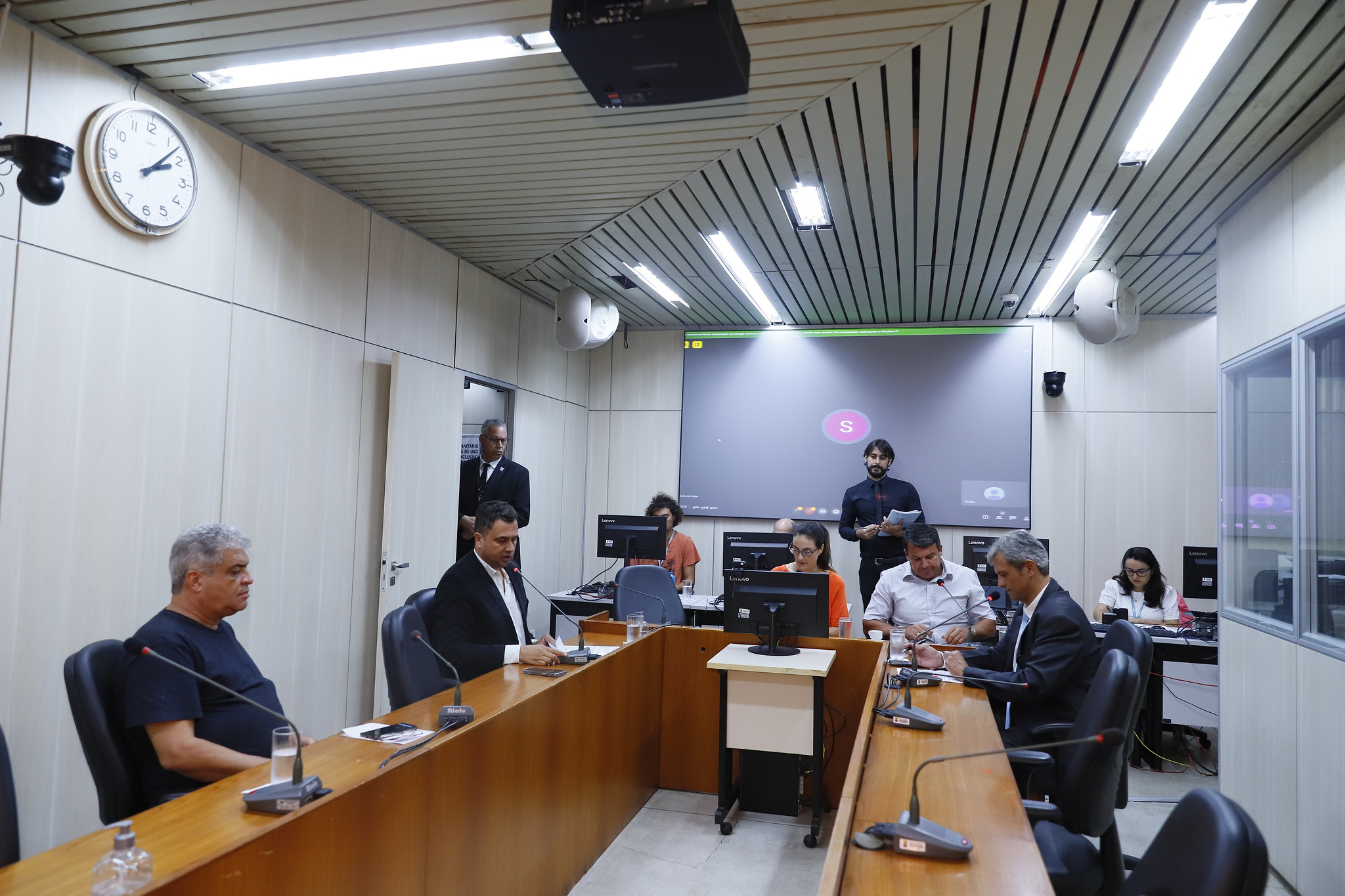 Comissão da Câmara de BH aprova Bíblia como material paradidático em escolas municipais