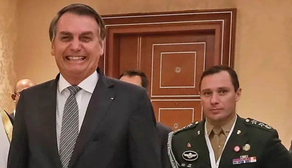 Ex-presidente Jair Bolsonaro e seu ex-ajudante de ordens, Coronel Mauro Cid, indiciados por fraude em cartões de vacinas