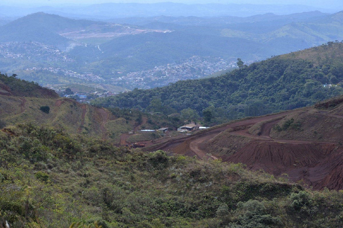 Imagem panorâmica da Serra do Curral, em Belo Horizonte, mostra a atividade minerária na região