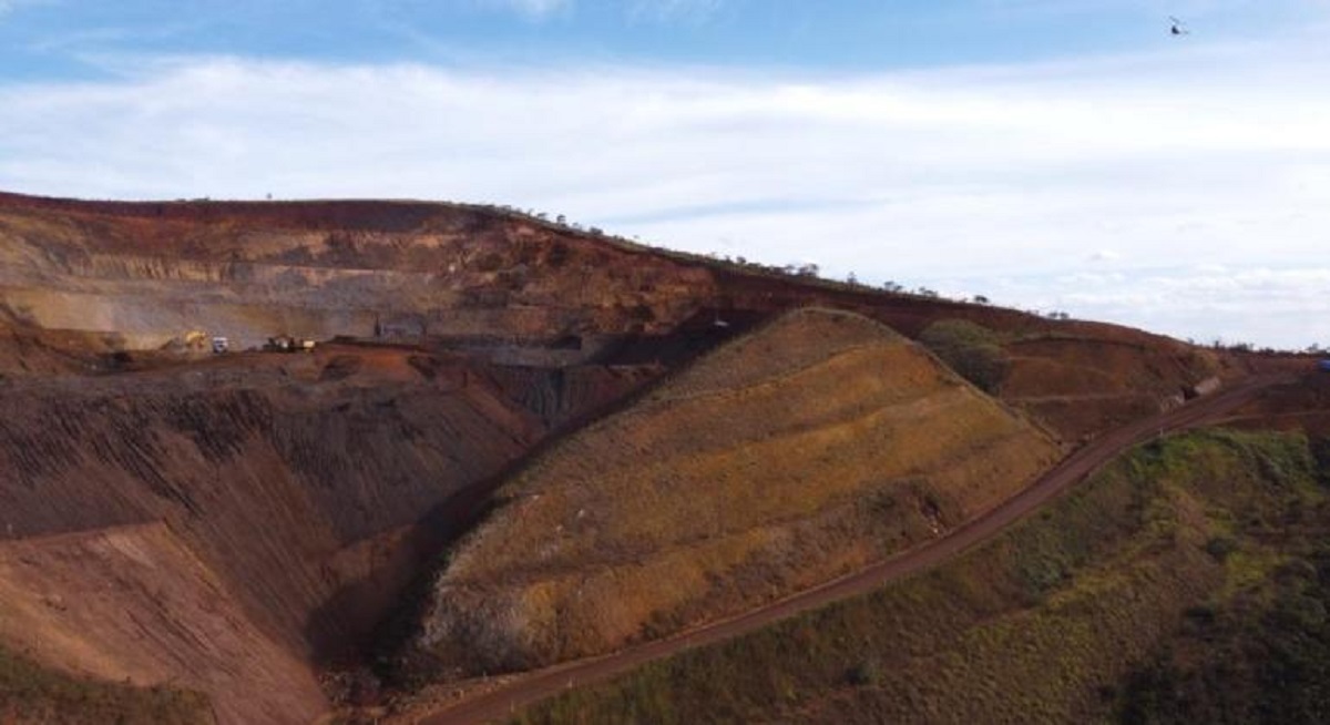 Imagens aéreas da Serra do Curral mostram os sinais da mineração no local