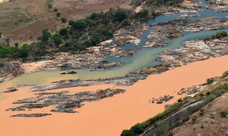 Imagem aérea do Rio Doce, na cidade Resplendor (MG), afetado pelo rompimento da Barragem do Fundão em Mariana