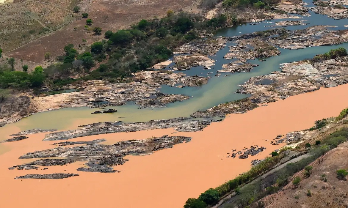 Imagem aérea do Rio Doce, na cidade Resplendor (MG), afetado pelo rompimento da Barragem do Fundão em Mariana