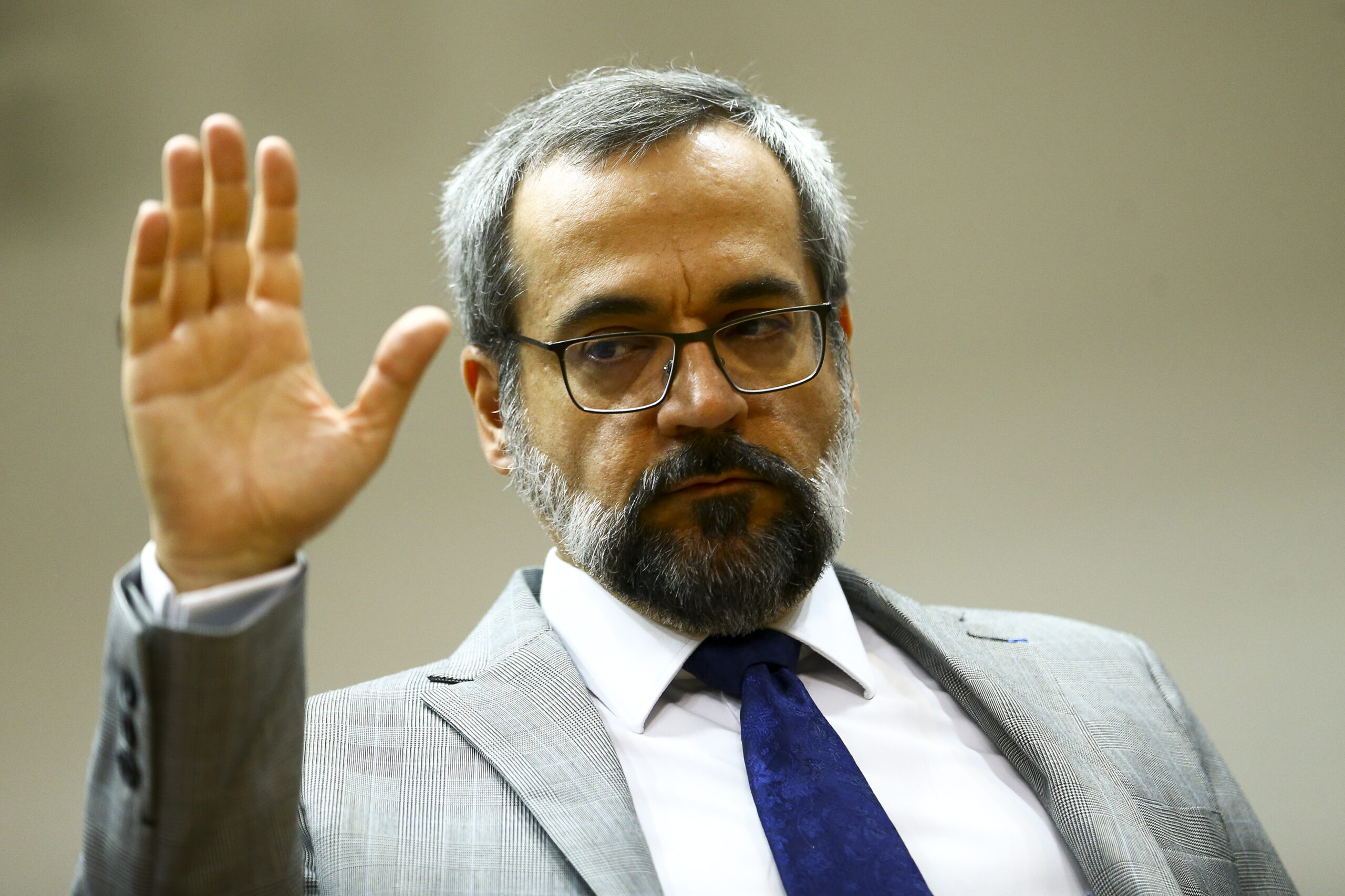 Exclusivo: Demissão de Weintraub pela CGU concluiu que ele não mora no Brasil