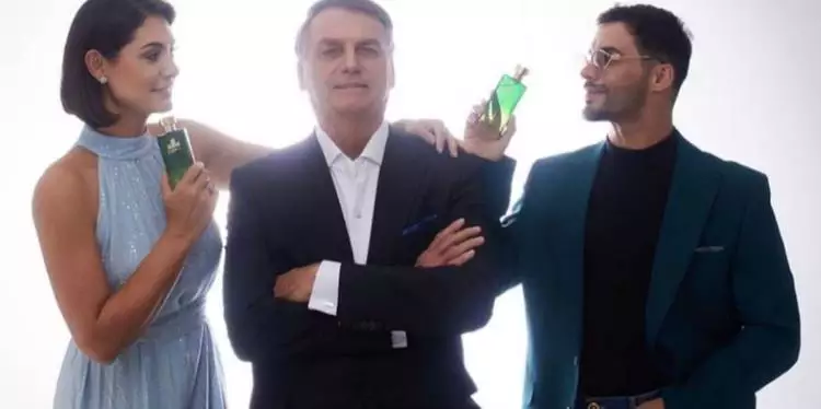 Bolsonaro lança perfume ao lado de Michelle e do maquiador Agustin