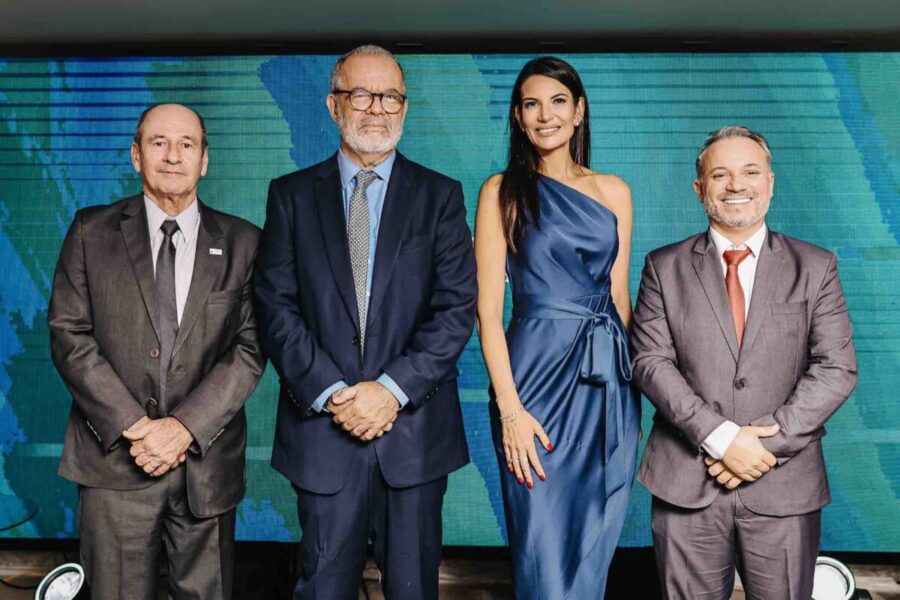 Mineira CEO da Anglo American toma posse na presidência do conselho do Ibram