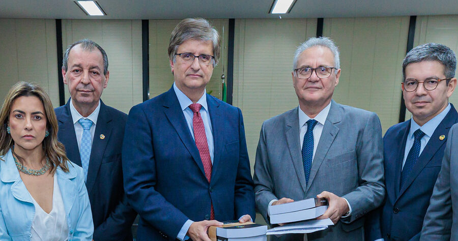 Paulo Gonet com Renan Calheiros e outros senadores da CPI da Pandemia