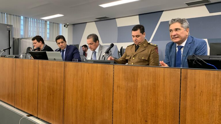A Comissão de Segurança ouve o comandante-geral da PM, coronel Rodrigo Piassi, sobre a recomposição salarial dos policiais militares.