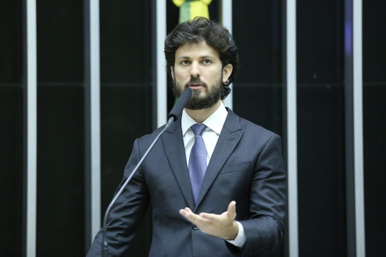 Marcelo Aro em discurso na Câmara dos Deputados