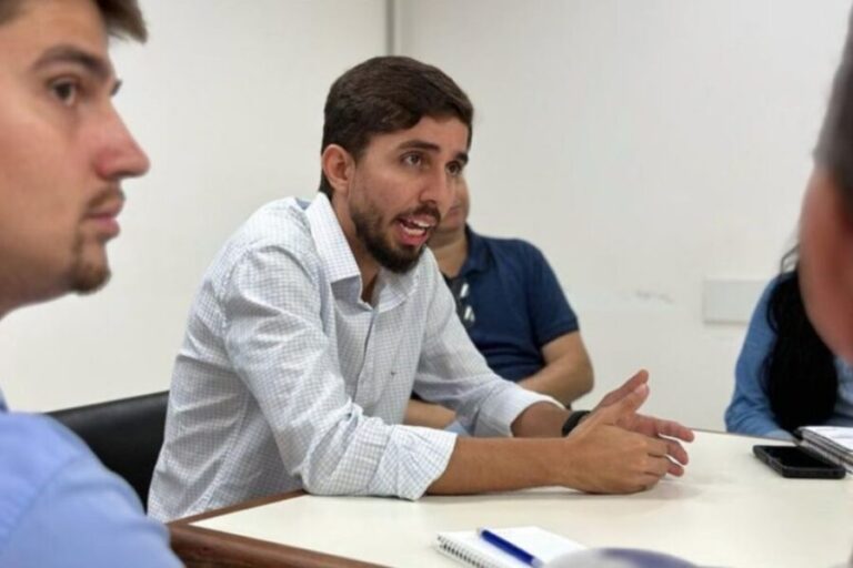 Prefeito de Ipatinga, Gustavo Nunes, durante reunião na Câmara Municipal do Município