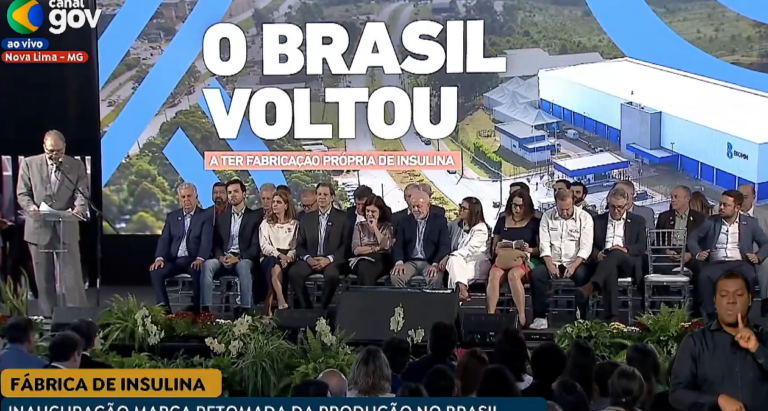 A situação revoltou parlamentares que acompanhavam o evento, que inclusive optaram por sair da cerimônia logo em seguida.