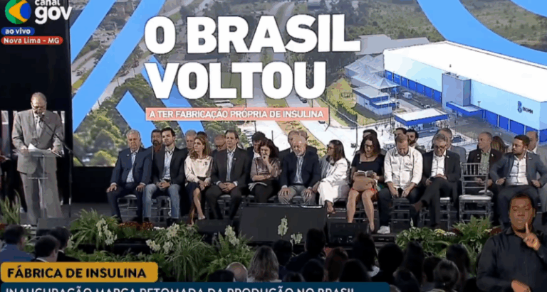 A situação revoltou parlamentares que acompanhavam o evento, que inclusive optaram por sair da cerimônia logo em seguida.