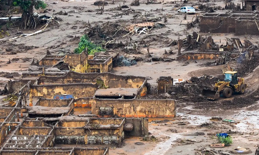 Rompimento da barragem do Fundão, em Mariana, destruiu distritos e matou 19 pessoas