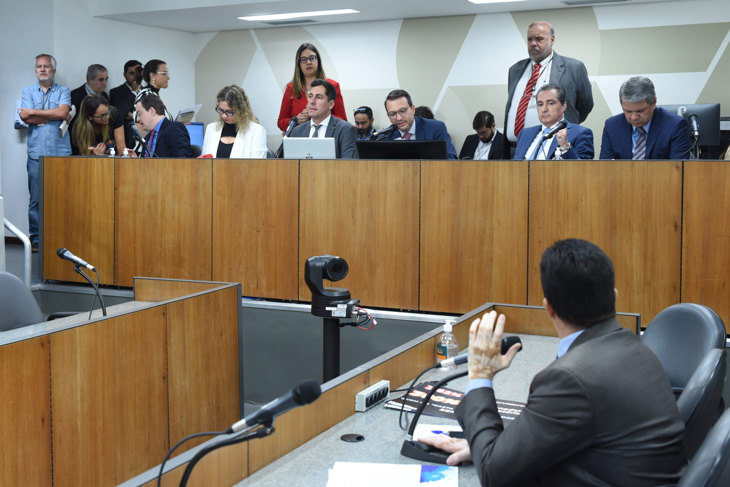 Ninguém quer segurar o rojão das mudanças na previdência em MG