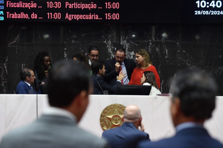 Ao todo, logo após a votação do projeto original em primeiro turno, 21 deputados da base deixaram o plenário para derrubar o quórum. Foto: Elizabete Guimarães/ALMG