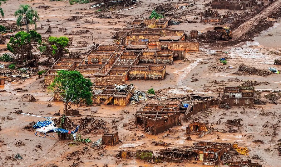 Imagens da destruição de Bento Rodrigues, distrito de Mariana, após o rompimento da barragem de Fundão
