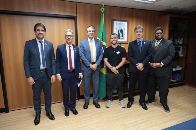 Membros do Governo Federal e do Governo de Minas juntos em anúncio para transformar o Hospital Regional de Divinópolis em um hospital universitário vinculado à Universidade Federal de São João del-Rei