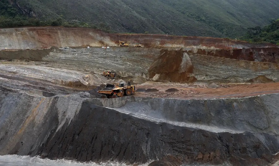 Caminhões trafegam por mina da Vale em Minas Gerais