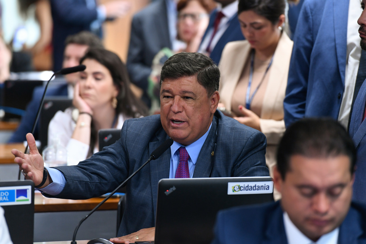 Carlos Viana na CCJ do Senado
