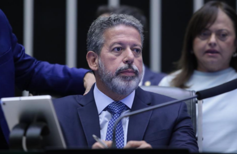 Arthur Lira presidindo sessão da Câmara