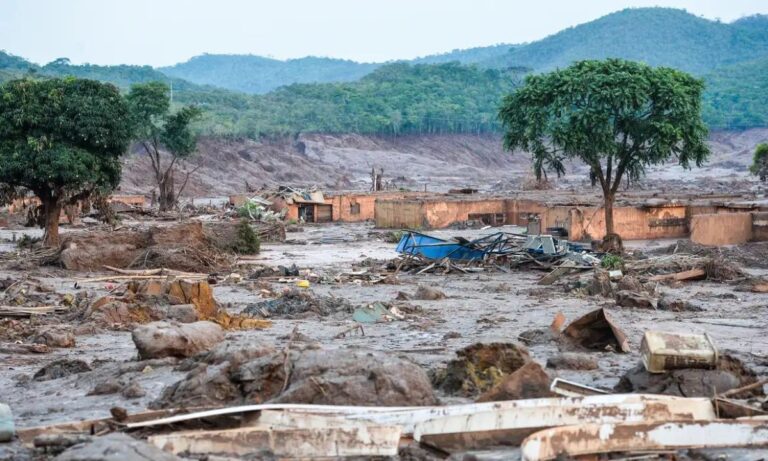 Bento Rodrigues, distrito de Mariana, destruído pelo mar de lama que desceu da barragem do Fundão