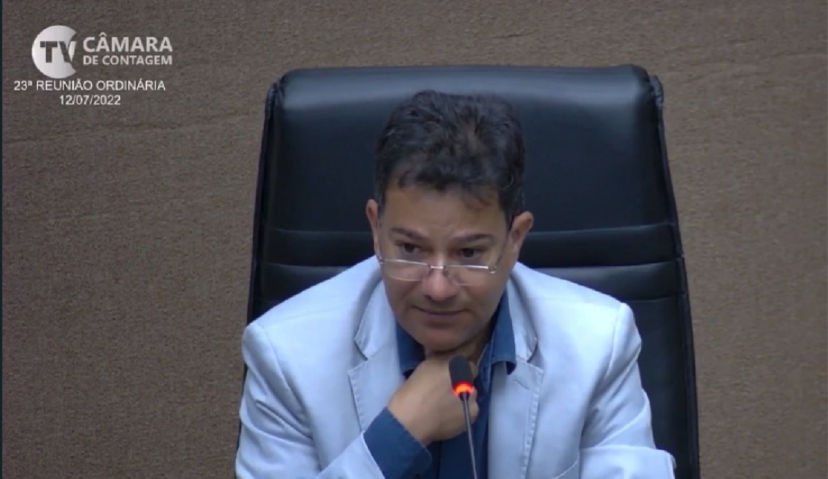 Ex-prefeito e vereador de Contagem, Carlin Moura, durante sessão na Câmara da cidade