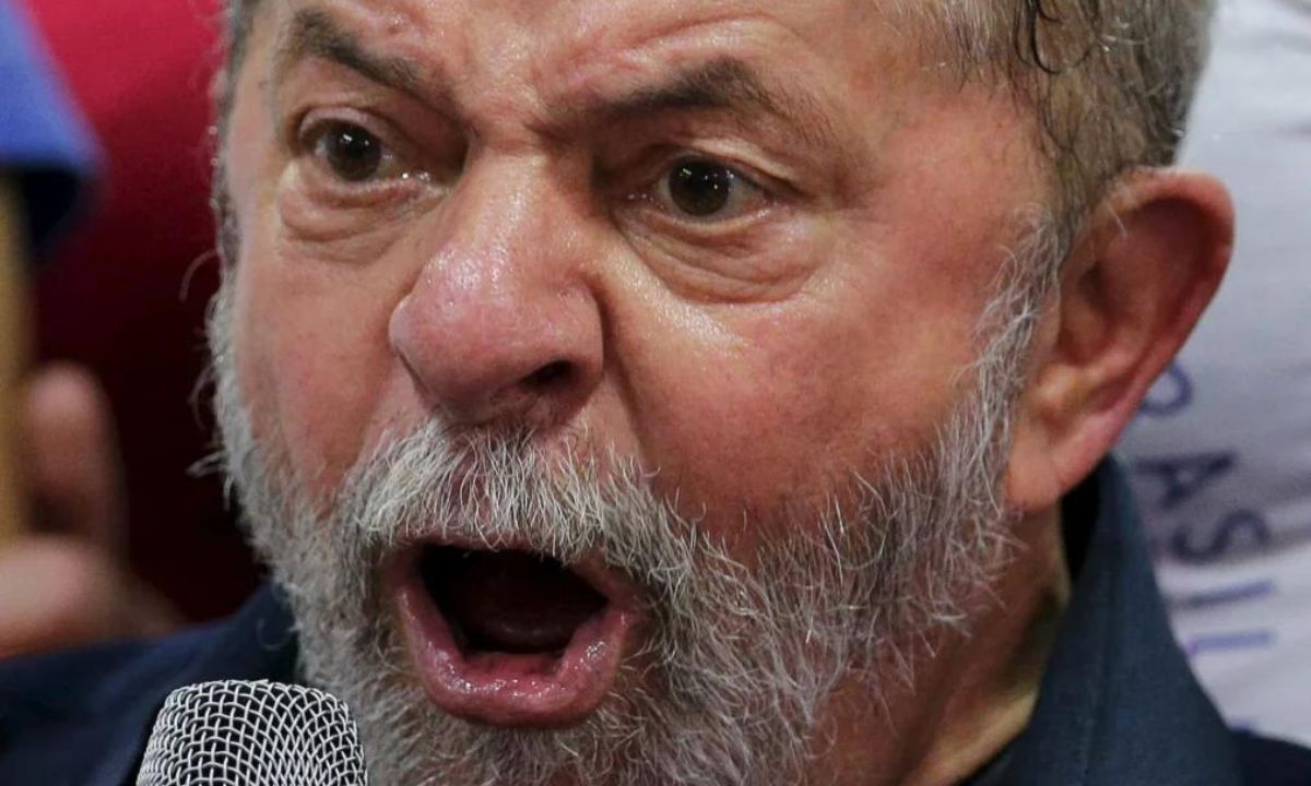 Lula em discurso com expressão de raiva