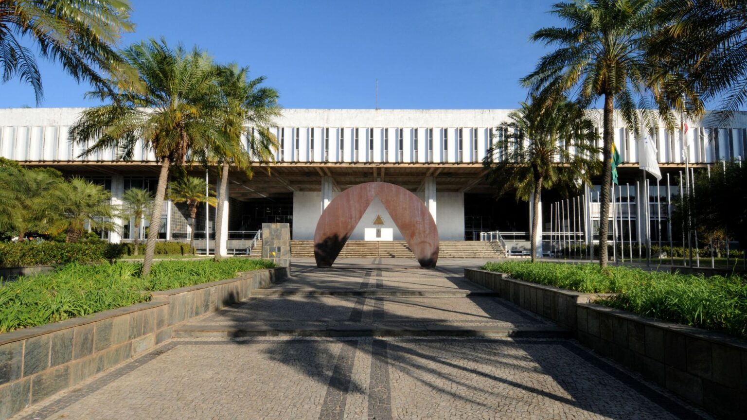 Foto mostra a entrada do Palácio da Inconfidência, em BH