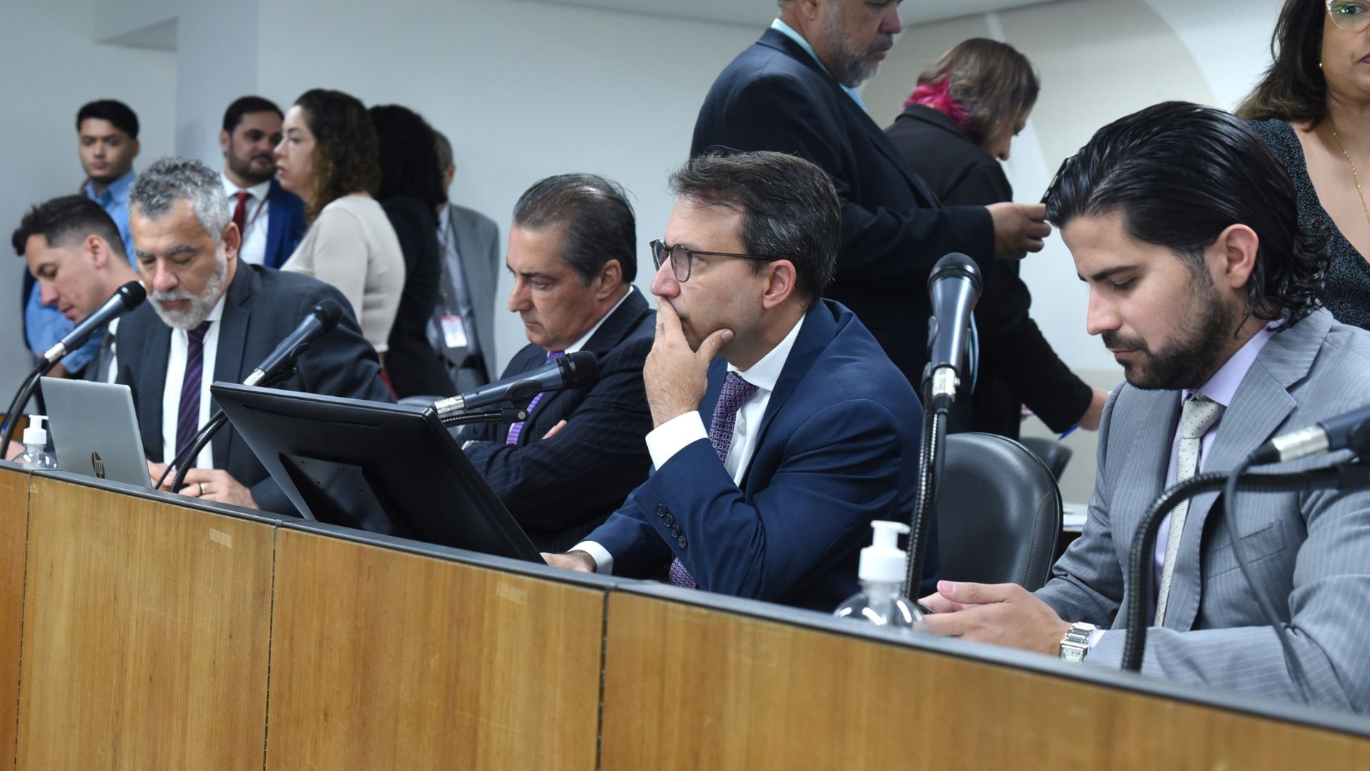 Após longa reunião e tentativas de obstrução da oposição, PL do Ipsemg avança na Assembleia