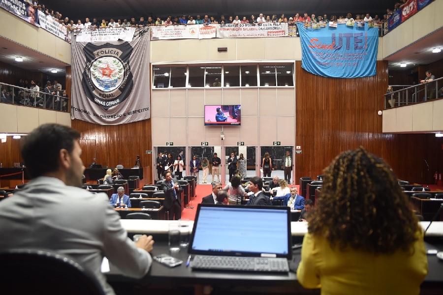 Deputados estaduais analisam, na Assembleia Legislativa, emendas propostas ao projeto de lei de reajuste dos servidores estaduais