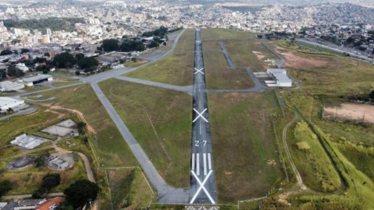 Vista aérea da pista do Aeroporto Carlos Prates, em BH